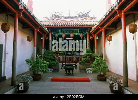 Le temple de la Martial des Rites Sacrificielles, également connu sous le nom de Temple d'État du Dieu de la Martial, a été construit à l'origine en 1665. Le temple est dédié au dieu Guan Gong, la divinité la plus largement adorée de Taiwan. Tainan est la plus ancienne ville de Taiwan. La ville a d'abord été créée par la Société néerlandaise de l'Inde de l'est comme base de décision et de négociation appelée fort Zeelandia pendant la période de la règle néerlandaise sur Taiwan. Après la défaite des colons néerlandais par Koxinga en 1661, Tainan est resté la capitale du Royaume Tungning jusqu'en 1683 et ensuite la capitale de la préfecture de Taiwan sous le règne du Qi Banque D'Images