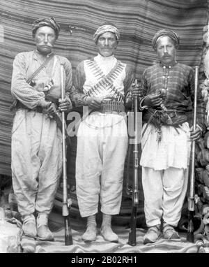 Les Kurdes sont un groupe ethnique iranien au Moyen-Orient, qui vit principalement dans une zone contiguë qui s'étend sur des parties adjacentes de l'Iran, de l'Irak, de la Syrie et de la Turquie, une région géo-culturelle souvent appelée "Kurdistan". Les Kurdes ont des origines ethniquement diverses. Ils sont culturellement et de manière linguistique étroitement liés aux peuples iraniens et, par conséquent, ils sont souvent eux-mêmes classés comme peuple iranien. Les langues kurdes forment un sous-groupe des langues du nord-ouest de l'Iran. Les Kurdes représentent environ 40 millions, la majorité vivant en Asie occidentale, y compris une importante diaspora kurde Banque D'Images