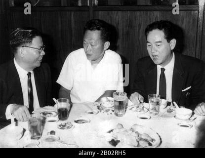 Lee Kuan Yew, GCMG, CH (né Harry Lee Kuan Yew, du 16 septembre 1923 au 23 mars 2015), était un politicien singapourien. Il a été le premier Premier ministre de Singapour, qui a gouverné pendant trois décennies. Il a été décrit comme le "père fondateur" et "architecte" de Singapour moderne. En tant que co-fondateur et premier Secrétaire général du Parti d'action Populaire (PAP), il a dirigé le parti à huit victoires de 1959 à 1990, Et a supervisé la séparation de Singapour de la Malaisie en 1965 et sa transformation subséquente d'un avant-poste colonial relativement sous-développé sans ressources naturelles en un « Premier Wo » Banque D'Images