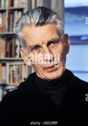 Samuel Barclay Beckett (13 avril 1906 – 22 décembre 1989) était un romancier irlandais d'avant-garde, dramaturge, directeur de théâtre et poète, qui a vécu à Paris pour la plupart de sa vie adulte et a écrit en anglais et en français. Son travail offre une vision sombre et tragicomique sur la nature humaine, souvent associée à la comédie noire et à l'humour galère. Beckett est largement considéré comme l'un des écrivains les plus influents du XXe siècle. Il est considéré comme l'un des derniers modernistes. En tant qu'inspiration pour de nombreux écrivains plus tard, il est aussi parfois considéré comme l'un des premiers postmodernistes. Beckett a reçu le non de 1969 Banque D'Images