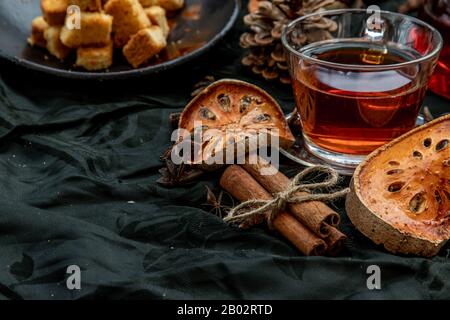 Thé aux fruits de bael chauds avec écorce de fruits de bael et pain grillé au beurre croustillant. Les propriétés du jus de fruits de bael chaud est une sorte d'herbe - le concept de la santé. Banque D'Images