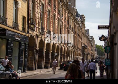 Vie animée dans la rue De La Place des Vosges, Paris Banque D'Images