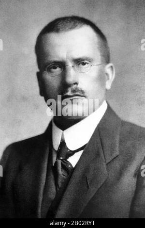Carl Gustav Jung (26 juillet 1875 – 6 juin 1961) était psychiatre et psychothérapeute suisse qui a fondé la psychologie analytique. Son travail a eu une influence non seulement en psychiatrie, mais aussi en philosophie, en anthropologie, en archéologie, en littérature et en études religieuses. Il était un écrivain prolifique, bien que beaucoup de ses oeuvres n'aient été publiées qu'après sa mort. Le concept central de la psychologie analytique est l'individuation, le processus psychologique d'intégration des opposés, y compris le conscient avec l'inconscient, tout en maintenant leur autonomie relative. Jung considéré individuati Banque D'Images