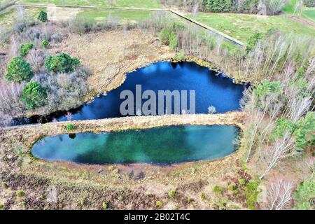 Vue aérienne d'un lac dans le paysage allemand de la santé, prise d'une grande hauteur Banque D'Images