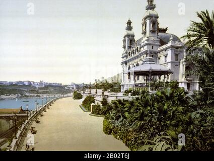 Monaco est une ville souveraine et un microÉtat, situé sur la Côte d'Azur en Europe occidentale. Elle est bordée par la France de trois côtés; un côté borde la mer Méditerranée. Monaco a une superficie de 2,02 km2 (0,78 km2) et une population de 36,371 habitants; c'est le deuxième pays le plus petit et le plus densément peuplé du monde. Monaco est une principauté gouvernée sous une forme de monarchie constitutionnelle, le Prince Albert II étant le chef de l'État. Bien que le Prince Albert II soit un monarque constitutionnel, il exerce une immense puissance politique. La Maison de Grimaldi a dirigé Monaco, avec une brève interruption Banque D'Images