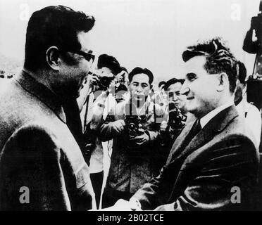 Nicolae Ceausescu (26 janvier 1918 – 25 décembre 1989) était un politicien communiste roumain. Il a été secrétaire général du Parti communiste roumain de 1965 à 1989 et, à ce titre, le deuxième et dernier leader communiste du pays. Il a également été le chef de l'État du pays de 1967 à 1989. Ceausescu a visité la Chine, la Corée du Nord, la République Populaire de Mongolie et le Vietnam du Nord en 1971. Il s'est beaucoup intéressé à l'idée d'une transformation nationale totale telle qu'elle est incarnée dans les programmes de la Juche de la Corée du Nord et de la Révolution culturelle de la Chine. Il a également été inspiré par les cultes de la personnalité de North Kore Banque D'Images