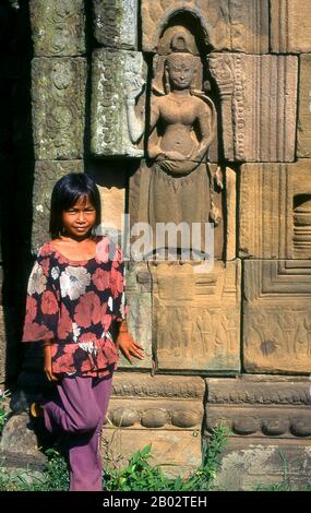 Le temple ce du Wat Nokor Bayon de Kompong Cham était à l'origine un sanctuaire bouddhiste de Mahayana. Il a été dédié au bouddhisme Theravada, la principale tradition religieuse du Cambodge, à un moment donné au XVe siècle. Les vénérables structures de grès et de latérie de l'ancien temple se mêlent bien avec un temple moderne actif, des moines ocre et le son du chant, créant un mélange fascinant du contemporain et de l'archaïque. Il y a plusieurs anciennes images de Bouddha, et un grand Bouddha inclinable plus moderne. Banque D'Images