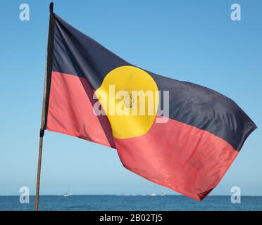 Fremantle, Australie Occidentale. 25 janvier 2020. Drapeau aborigène vu face à l'océan Indien lorsque des Autochtones et d'autres Australiens se rassemblent, sur Bathers Beach et autour de Kidigo Arthouse, à Fremantle, Perth, en Australie occidentale, célébrant la culture, la musique et la danse autochtones comme alternative à la Journée nationale de l'Australie. Crédit: Joe Kuis / Alay News Banque D'Images