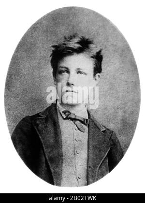 Jean Nicolas Arthur Rimbaud (20 octobre 1854 – 10 novembre 1891) est un poète français né à Charleville, dans les Ardennes. Il a influencé la littérature et les arts modernes, inspiré divers musiciens, et préfiguré surréalisme. Il a commencé à écrire des poèmes à un très jeune âge, alors qu'il était encore à l'école primaire, et s'est arrêté complètement avant de tourner 21. Il était principalement créatif dans ses adolescents. Rimbaud était connu pour avoir été un libertin et pour être une âme agitée. Il a beaucoup voyagé sur trois continents avant sa mort du cancer juste après son trente-septième anniversaire. Banque D'Images