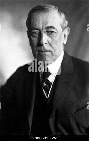 Thomas Woodrow Wilson (28 décembre 1856 – 3 février 1924) était le 28 président des États-Unis de 1913 à 1921 et chef du Mouvement progressiste. Titulaire d'un doctorat en sciences politiques, il a été président de l'Université de Princeton de 1902 à 1910. Il a été gouverneur du New Jersey de 1911 à 1913, et a conduit son parti démocratique à gagner le contrôle de la Maison Blanche et du Congrès en 1912. Un presbytérien dévoué, Wilson a imprégné son sens profond du moralisme dans son internationalisme, aujourd'hui appelé « Wilsonian », une position litigieuse dans la politique étrangère américaine qui oble Banque D'Images