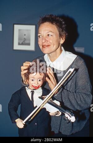 Laurie Anderson, amerikanische Performance-Künstlerin, Musikerin und Filmregisdurin, bei der Pressekonferenz zu ihrer Ausstellung 'The Record of the Time' im Museum kunst palast à Düsseldorf, Allemagne, 2003. Laurie Anderson, artiste de spectacle, musicien et réalisateur américain, lors de la conférence de presse de son exposition "The Record of the Time" à Düsseldorf, Allemagne 2003. Banque D'Images