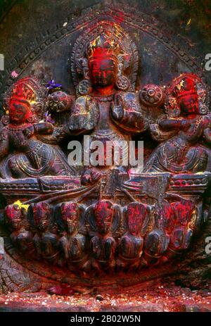 Surya (la lumière suprême), également connue sous le nom d'Aditya, Bhanu ou ravi, est la principale divinité solaire de l'hindouisme et se réfère généralement au Soleil. Surya est le chef de Navagraha, les neuf planètes classiques indiennes et les éléments importants de l'astrologie hindoue. Il est souvent représenté à cheval un char exploité par sept chevaux qui pourraient représenter les sept couleurs de l'arc-en-ciel ou les sept chakras dans le corps. Il est également président de la déité de dimanche. Surya est considéré comme la divinité suprême par la secte de Saura et Smartas l'adorent comme l'une des cinq formes primaires de Dieu. Le dieu du soleil, Zun, adoré par L'Af Banque D'Images