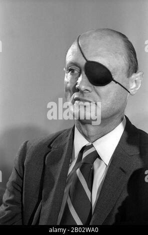 Moshe Dayan (20 mai 1915 – 16 octobre 1981) était un chef militaire et un politicien israélien. Il est le deuxième enfant né le premier kibboutz, mais il s'est déplacé avec sa famille en 1921, et il a grandi sur une mousse (village ou colonie israélien). En tant que commandant du front de Jérusalem dans la guerre d'indépendance d'Israël, chef d'état-major des Forces de défense d'Israël (1953–58) pendant la Crise de Suez de 1956, mais principalement en tant que ministre de la Défense pendant la guerre De Six jours, il est devenu un symbole de combat du nouvel état d'Israël. Après avoir été blâmé pour le manque de préparation de l'armée avant le déclenchement du Yom Kippu de 1973 Banque D'Images