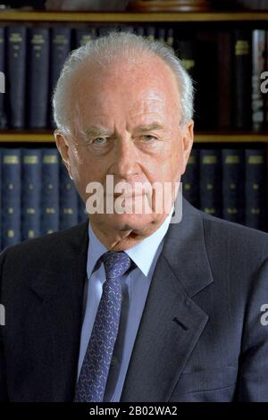 Yitzhak Rabin (1er mars 1922 – 4 novembre 1995) était un politicien, homme d'État et général israélien. Il a été le cinquième Premier Ministre d'Israël, qui a servi deux mandats en 1974–77 et 1992 jusqu'à son assassinat en 1995. Rabin a mené une carrière de 27 ans en tant que soldat. En tant qu'adolescent, il a rejoint le Palmach, la force commando du Yishuv. Il a fini par passer par ses rangs pour devenir son chef des opérations pendant la guerre d'indépendance d'Israël. Il s'est joint aux Forces de défense israéliennes nouvellement formées à la fin de 1948 et a continué de se lever en tant qu'officier prometteur. Il a aidé à façonner la doctrine de formation des FDI dans Banque D'Images