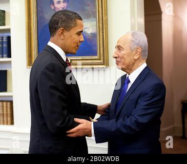 Shimon Peres (né le 2 août 1923) est un homme d'État israélien né en Pologne. Il a été le neuvième président d'Israël de 2007 à 2014. Peres a été deux fois Premier Ministre d'Israël et deux fois Premier Ministre par intérim, et il a été membre de 12 cabinets dans une carrière politique de plus de 66 ans. Peres a été élu à la Knesset en novembre 1959 et, à l'exception d'un hiatus de trois mois au début de 2006, a servi en permanence jusqu'en 2007, date à laquelle il est devenu président. Il a occupé plusieurs positions diplomatiques et militaires pendant et directement après la guerre d'indépendance d'Israël. Son premier gouvernement de haut niveau p Banque D'Images