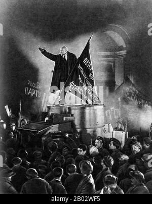 'Octobre - dix Jours Qui Ont Secoué le monde' est un film de propagande soviétique silencieux de 1928 par Sergei Eisenstein et Grigori Aleksandrov. C'est une dramatisation festive de la Révolution d'octobre de 1917 commandée pour le dixième anniversaire de l'événement. Initialement publié en octobre en Union soviétique, le film a été réédité et publié à l'échelle internationale comme dix Jours Qui Ont Secoué Le monde, après le livre populaire de John Reed sur la Révolution. Banque D'Images
