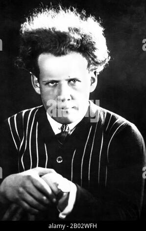 Sergei Mikhaïlovitch Eisenstein (22 janvier 1898 – 11 février 1948) était un réalisateur et théoricien russe du film soviétique, pionnier dans la théorie et la pratique du montage. Il est noté en particulier pour ses films silencieux Strike (1925), Battleship Potemkin (1925) et octobre (1928), ainsi que les époques historiques Alexander Nevsky (1938) et Ivan le Terrible (1944, 1958). Banque D'Images