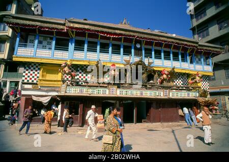 A Indra Chowk, ou la 'Cour d'Indra', un temple de deux étages dédié à l'une des 64 formes du Bhairav, Akash Bhairav (Bhairav de l'Air), regarde au-dessus de l'intersection de plusieurs voies. Abritant une statue argentée d'Akash Bhairav, le temple est en partie recouvert de feuilles de laiton, et deux lions se dressent à la porte. Pendant le festival d'Indra Jatra, un grand masque d'Akash Bhairav est exposé sur un sanctuaire assemblé devant le temple. Akash Bhairav est considéré comme une manifestation d'Indra, le dieu de la pluie. Banque D'Images