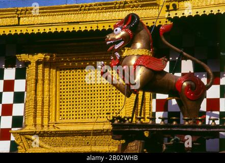 A Indra Chowk, ou la 'Cour d'Indra', un temple de deux étages dédié à l'une des 64 formes du Bhairav, Akash Bhairav (Bhairav de l'Air), regarde au-dessus de l'intersection de plusieurs voies. Abritant une statue argentée d'Akash Bhairav, le temple est en partie recouvert de feuilles de laiton, et deux lions se dressent à la porte. Pendant le festival d'Indra Jatra, un grand masque d'Akash Bhairav est exposé sur un sanctuaire assemblé devant le temple. Akash Bhairav est considéré comme une manifestation d'Indra, le dieu de la pluie. Banque D'Images