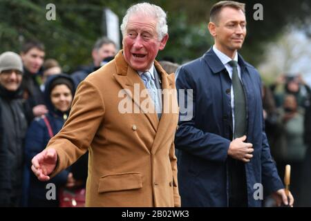 Le Prince de Galles accueille des membres du public alors qu'il quitte le RSC à Stratford-upon-Avon lors d'une visite du Warwickshire et des West Midlands. Banque D'Images