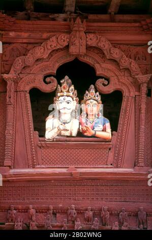 À la fin du XVIIIe siècle, Rana Bahadur Shah, petit-fils de Prithvi Narayan Shah, a construit un temple Shiva-Parvati sur la place Durbar, qui était aussi, d'une certaine façon, un monument aux joies ou aux vagaires de la vie mariée. Le temple, construit sur une plate-forme autrefois utilisée pour des spectacles de danse, est dédié au couple divin Shiva et Parvati. A partir d'une fenêtre voûtée et sculptée dans son étage supérieur, deux figures en bois représentant Shiva et Parvati regardent vers le bas sur la place en dessous. Les chiffres sont extraordinairement de type vie, et à distance on peut presque être dupé. Leurs coudes reposent sur le W Banque D'Images