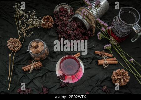 Thé de Roselle (sorrel jamaïcain, Rozelle ou hibiscus sabdariffa) avec roselle sec et cube de sucre de canne brun. Thé sain riche en vitamine C et min Banque D'Images