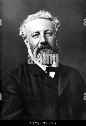 Jules Gabriel Verne (8 février 1828 – 24 mars 1905) était un romancier, poète et dramaturge français le plus connu pour ses romans d'aventure et son influence profonde sur le genre littéraire de la science-fiction. Verne est né de parents bourgeois dans le port maritime de Nantes, où il a été formé pour suivre les traces de son père comme avocat, mais a quitté la profession tôt dans la vie pour écrire pour des magazines et la scène. Sa collaboration avec l'éditeur Pierre-Jules Hetzel a conduit à la création des Voyages Extraordinaires, une série très populaire de romans d'aventure soigneusement étudiés, dont J Banque D'Images