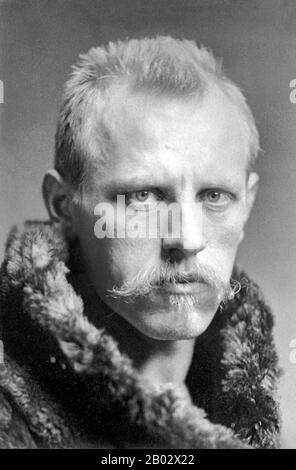 Fridtjof Nansen (10 octobre 1861 – 13 mai 1930) était un explorateur norvégien, scientifique, diplomate, lauréat du prix humanitaire et Nobel de la paix. Dans sa jeunesse champion skieur et patineur de glace, il a dirigé l'équipe qui a fait le premier croisement de l'intérieur du Groenland en 1888, ski de fond sur l'île, et a gagné la renommée internationale après avoir atteint une latitude nord record de 86°14′ pendant son expédition au pôle Nord de 1893–96. Au cours de la dernière décennie de sa vie, Nansen s'est consacré principalement à la Ligue des Nations, à la suite de sa nomination en 1921 en tant que Haut Commissaire pour les réfugiés de la Ligue. Banque D'Images