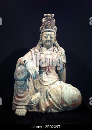 Chine : image en bois de Guanyin, la déesse de Mercy. Dynastie Ming (1368-1644). Guanshiyin ou Avalokitesvara est le bodhisattva associé à la compassion comme vénéré par les bouddhistes d'Asie de l'est, habituellement comme une femelle. Le nom de Guanyin est court pour Guanshiyin, ce qui signifie "l'observation des sons (ou cris) du monde". Il est généralement admis (dans la communauté chinoise) que Guanyin est originaire du Sanskrit Avalokitesvara, qui est sa forme masculine. Communément connu en anglais comme la déesse de la Miséricorde, Guanyin est également vénéré dans le Daoisme comme un immortel.au Japon, Guanyin est appelé Kannon. Banque D'Images