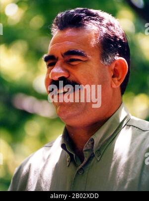 Abdallah Ocalan est l'un des membres fondateurs de l'organisation militante du Parti des travailleurs du Kurdistan (PKK) en 1978, qui est classée comme organisation terroriste à l'échelle internationale par certains États et organisations, dont l'OTAN, les États-Unis et l'Union européenne. Öcalan a été arrêté en 1999 par la CIA et les forces de sécurité turques à Nairobi et conduit en Turquie, où il a été condamné à mort en vertu de l'article 125 du Code pénal turc, qui concerne la formation de bandes armées. La peine a été commuée en peine d'emprisonnement à vie aggravée lorsque la Turquie a aboli la peine de mort en suppo Banque D'Images