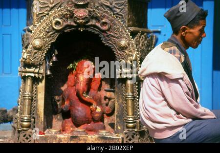 Ganesha, également orthographié Ganesa ou Ganesh, et aussi connu sous le nom de Ganapati, Vinayaka, et Pillaiyar, est l'une des divinités les plus connues et les plus largement adorées dans le panthéon hindou. Son image est trouvée dans toute l'Inde et le Népal. Les sectes hindous l'adorent indépendamment des affiliations. La dévotion à Ganesha est largement diffusée et s'étend aux Jains, aux bouddhistes et au-delà de l'Inde. Banque D'Images