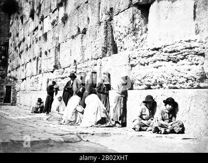 Le mur occidental, le mur de sauvetage ou Kotel (arabe : ha'it Al-Buraq, ' Le mur de Buraq') est situé dans la vieille ville de Jérusalem. Il s'agit d'un segment occidental relativement petit des murs entourant la région appelée Mont du Temple (ou Har Habayit) par les juifs, les chrétiens et la plupart des sources occidentales, et connu pour les musulmans comme le sanctuaire Noble (Al-Haram ash-Sharif). Banque D'Images