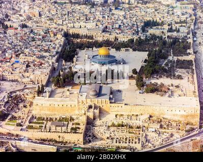 Le Mont du Temple, connu en hébreu comme Har HaBayit ou Har HaMoriya et en arabe comme le Sanctuaire Haram al-Sharif ou Noble, est l'un des sites religieux les plus importants de la vieille ville de Jérusalem. Il est utilisé comme site religieux depuis des milliers d'années. Au moins quatre traditions religieuses sont connues pour avoir utilisé le Mont du Temple : le judaïsme, le christianisme, la religion romaine et l'islam. Le site actuel est dominé par trois structures monumentales du début de la période Umayyad : la Mosquée al-Aqsa, le Dôme du Rocher et le Dôme de la chaîne. The Western Wall, Wailing Wall Ou Kotel ( Ar Banque D'Images