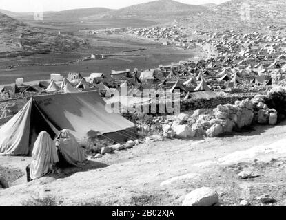 L'exode palestinien de 1948, connu en arabe sous le nom de Nakba (arabe : an-Nakbah, éclairé.'catastrophe'), s'est produit lorsque plus de 700 000 Arabes palestiniens ont fui ou ont été expulsés de leurs foyers, pendant la guerre civile de 1947–1948 en Palestine obligatoire et la guerre arabe–israélienne de 1948. Le nombre exact de réfugiés est une question litigieux, mais environ 80 pour cent des habitants arabes de ce qui est devenu Israël (50 pour cent du total arabe de la Palestine obligatoire) sont partis ou ont été expulsés de leur foyer. Plus tard dans la guerre, les Palestiniens ont été expulsés de force dans le cadre du Plan Dalet dans une politique de "nettoyage ethnique" Banque D'Images