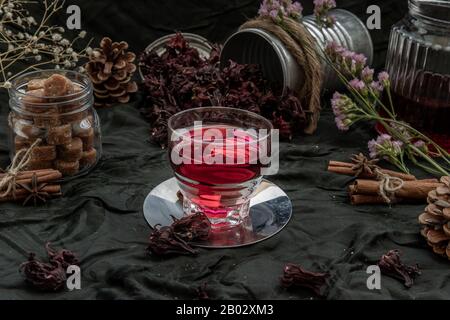 Thé de Roselle (sorrel jamaïcain, Rozelle ou hibiscus sabdariffa) avec roselle sec et cube de sucre de canne brun. Thé sain riche en vitamine C et min Banque D'Images