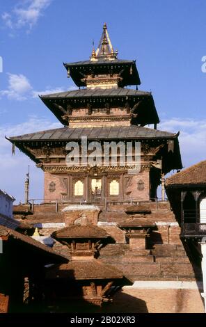 Le temple de Taleju imposant a été construit sous sa forme actuelle par Mahendra Malla en 1559 pour abriter la déesse familiale de Mallas Taleju Bhavani, une manifestation du féroce Kali ou Durga. Exceptionnellement, il n'y a pas d'image ou de statue d'elle dans le sanctuaire principal; au lieu de cela, elle est représentée par un yantra, un diagramme magique. Le temple atteint une hauteur de 35 mètres, ce qui en fait le temple le plus élevé de la vallée de Katmandou. Cette hauteur était nécessaire pour permettre à Taleju de 'communiquer spirituellement' avec un autre temple de Taleju à Bhaktapur, qui était situé à une altitude légèrement plus élevée. À part son un Banque D'Images