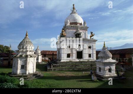 Le temple de Kal Mochan de style Mochul a été construit en !874 par le Premier ministre népalais de l'époque, Bhimsen Thapa (1775 - 1839). Bhimsen a pris le pouvoir en servant d'abord de garde du corps et de secrétaire personnel du roi Rana Bahadur Shah. Bhimsen avait accompagné Rana Bahadur Shah à Varanasi après son abdication et son exil subséquent en 1800. À Varanasi, Bhimsen a aidé Rana Bahadur à ingénieur son retour au pouvoir en 1804. En gratitude, Rana Bahadur a fait de Bhimsen un kaji (équivalent à un ministre) du nouveau gouvernement formé. L'assassinat de Rana Bahadur par son frère en 1806 a conduit Bhimsen à un massacre Banque D'Images