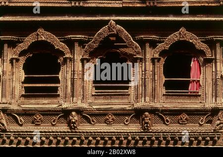 Le Kumari Bahal est la résidence de la soi-disant « Déesse vivante ». Le bâtiment a été érigé vers 1760-62 par le roi Jayaprakasha Malla afin d'accueillir le Kumari Devi, ou "la Déesse Vierge", censé être l'incarnation vivante de la déesse Taleju. Conçu plus comme une maison qu'un temple, le Kumari Bahal est construit autour d'une cour centrale, appelée Kumari Chowk, la cour du Kumari. La caractéristique la plus remarquable du bâtiment est ses fenêtres en bois, sculptées avec une profusion d'ornements et de déités. Chaque jour de l'après-midi, de grandes foules se rassemblent dans la cour pour se rendre à l'esprit Banque D'Images