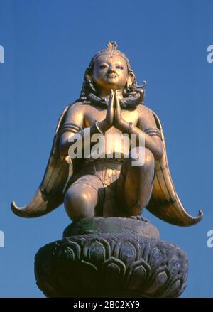 Le Garuda est une grande créature de type oiseau, ou oiseau humanoïde qui apparaît à la fois dans l'hindouisme et le bouddhisme. Le Garuda est le mont (vahana) du Seigneur Vishnu. La place Durbar de Patan est la plus préservée des trois Places Durbar dans la vallée de Katmandou, la moins modifiée par rapport à sa forme originale. Sur la place elle-même, qui mesure environ 160 par 70 mètres à son plus large, il y a une trentaine de monuments, y compris le vaste vieux complexe de palais, et une autre 30 peut être trouvée dans les environs immédiats. En outre, partout, les artisans conduisent leurs affaires de manière peu modifiée en siècles. Banque D'Images