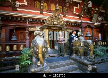 Népal : statues d'éléphants à l'intérieur du Temple d'Or (Hiranyavarna Mahavihara), Patan, Vallée de Katmandou (1998). Le Hiranyavarna Mahavihara, ou Temple d'Or, est l'un des plus grands spectacles d'art et d'architecture de la vallée de Katmandou. Soi-disant fondé au 12th siècle par le roi Bhaskara Deva Varma, le temple, tel qu'il se présente aujourd'hui, remonte pour la plupart au 18th siècle. Toute la façade du sanctuaire principal est recouverte de cuivre doré, tout comme la torana très détaillée et tous les toits. Banque D'Images