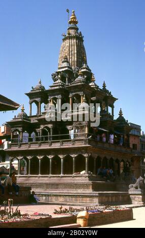 Le temple de Krishna (Krishna Mandir) sur le côté nord du temple de Char-Narayan aurait été le favori de son constructeur Siddhinarasinha Malla. Construit de 1667 à 1673 ce, on pense que le temple est basé sur la conception d'un célèbre temple de Krishna à Mathura, dans le nord de l'Inde. Le temple compte trois étages entourés de passages et est surmonté d'une tour de shikhara. Les caractéristiques les plus intéressantes du temple sont les sculptures en pierre délicates qui dépeignent des scènes de Mahabharata (première histoire) et Ramayana (deuxième histoire). Les scènes sont organisées par ordre chronologique. E Banque D'Images