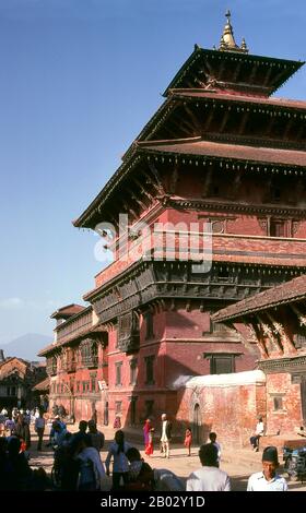 Le temple de Degu Taleju est dédié à la déesse Bhavani et comprend une salle de méditation et de prière, construite à la demande du roi Shrinivasa (r. 1661 - 1685 CE). Le Palais royal remonte à la période de Licchavi (5ème-13ème siècle), mais à l'exception de quelques inscriptions, il y a peu de preuves substantielles pour cela. Dans la première inscription, qui vient de l'année 643 ce et qui a été trouvée au Kaesv Narayan Chowk, Licchavi le roi Narendra Deva annoncé l'abolition de trois types d'impôts, le rendant probablement populaire avec ses sujets. Cela indique que oui Banque D'Images