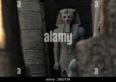 Louxor, Egypte. 11 février 2009 statue en pierre du Pharaon Ramesses le deuxième, dans les ruines antiques de Niles côté du temple de Louxor. Luxor, Egypte, Afrique Banque D'Images