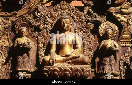 Le Hiranyavarna Mahavihara, ou Temple d'Or, est l'un des plus grands spectacles d'art et d'architecture de la vallée de Katmandou. Soi-disant fondé au 12th siècle par le roi Bhaskara Deva Varma, le temple, tel qu'il se présente aujourd'hui, remonte pour la plupart au 18th siècle. Toute la façade du sanctuaire principal est recouverte de cuivre doré, tout comme la torana très détaillée et tous les toits. Banque D'Images