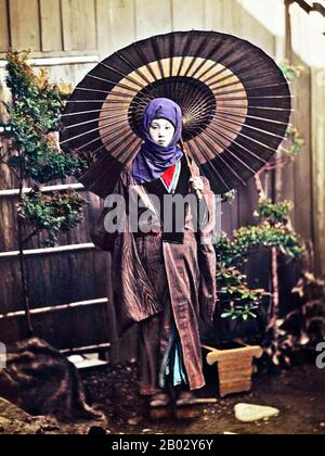 La période Meiji, également connue sous le nom d'ère Meiji, est une ère japonaise qui s'étend du 8 septembre 1868 au 30 juillet 1912. Cette période représente la première moitié de l'Empire du Japon au cours de laquelle la société japonaise est passée d'une société féodale isolée à sa forme moderne. Les changements fondamentaux ont affecté sa structure sociale, sa politique intérieure, son économie, ses relations militaires et étrangères. Banque D'Images