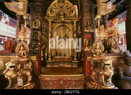 Le Hiranyavarna Mahavihara, ou Temple d'Or, est l'un des plus grands spectacles d'art et d'architecture de la vallée de Katmandou. Soi-disant fondé au 12th siècle par le roi Bhaskara Deva Varma, le temple, tel qu'il se présente aujourd'hui, remonte pour la plupart au 18th siècle. Toute la façade du sanctuaire principal est recouverte de cuivre doré, tout comme la torana très détaillée et tous les toits. Banque D'Images