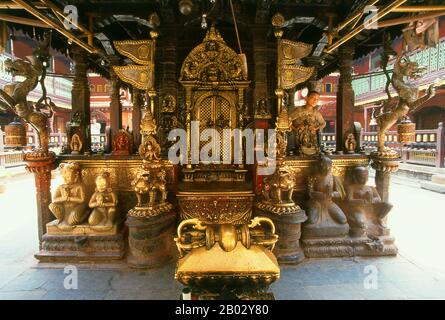 Le Hiranyavarna Mahavihara, ou Temple d'Or, est l'un des plus grands spectacles d'art et d'architecture de la vallée de Katmandou. Soi-disant fondé au 12th siècle par le roi Bhaskara Deva Varma, le temple, tel qu'il se présente aujourd'hui, remonte pour la plupart au 18th siècle. Toute la façade du sanctuaire principal est recouverte de cuivre doré, tout comme la torana très détaillée et tous les toits. Banque D'Images