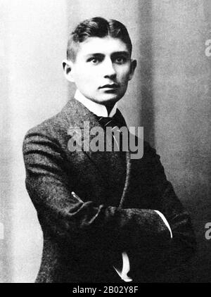 Franz Kafka (3 juillet 1883 – 3 juin 1924) était un écrivain allemand de romans et de nouvelles, considéré par les critiques comme l'un des auteurs les plus influents du XXe siècle. La plupart de ses œuvres, telles que Die Verwandlung (la métamorphose), Der Process (le procès) et Das Schloss (le château), sont remplies de thèmes et d'archétypes d'aliénation, de brutalité physique et psychologique, de conflit parent–enfant, de personnages sur une quête terrifiante, de labyrinthe de bureaucratie et de transformations mystiques. Kafka est née dans une famille juive germanophone de classe moyenne à Prague, la capitale de t Banque D'Images