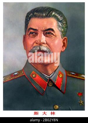 Joseph Vissarionovich Staline (18 décembre 1878 – 5 mars 1953) fut le premier secrétaire général du Parti communiste du Comité central de l'Union soviétique de 1922 à sa mort en 1953. Bien que officiellement le bureau du Secrétaire général soit électif et n'ait pas été initialement considéré comme la position de tête dans l'État soviétique, après la mort de Vladimir Lénine en 1924, Staline a réussi à consolider de plus en plus de pouvoir entre ses mains, mettant progressivement en place tous les groupes d'opposition au sein du parti. L'idée de Staline du socialisme dans un pays est devenue la ligne principale de la politique soviétique. Il dominait le soviétique Banque D'Images