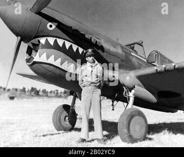 « Flying Tigers » était le nom populaire du premier American Volunteer Group (AVG) de la Chinese Air Force en 1941-1942. Les pilotes étaient du personnel de l'armée des États-Unis (USAAF), de la marine (USN) et du Marine corps (USMC), recruté sous la sanction présidentielle et commandé par Claire Lee Chennault; l'équipage de terrain et le personnel du quartier général étaient également principalement recrutés dans l'armée américaine, ainsi que certains civils. Le groupe était composé de trois escadrons de chasse avec environ 20 avions chacun. Il a formé en Birmanie avant l'entrée des États-Unis dans la seconde Guerre mondiale avec la mission de défendre la Chine contre le Japon Banque D'Images